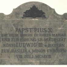 Gedenktafel in der Basilika St. Anna in Altötting zur Erhebung zur Basilika Minor im Juli 1913